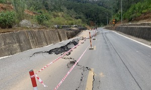 Road to Mang Den tourist area experiences prolonged subsidence and cracking
