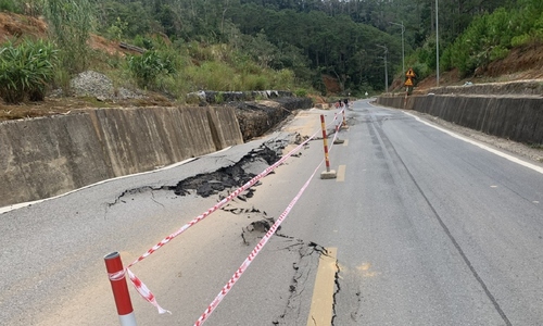 Road to Mang Den tourist area experiences prolonged subsidence and cracking