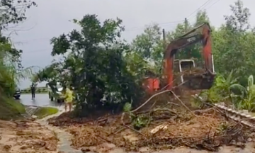 Vi O Lac Pass landslide, 2 km traffic jam
