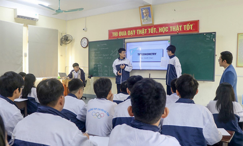 Ha Tinh specialized high school initiates English-taught subjects