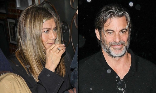 Jennifer Aniston dines with new boyfriend