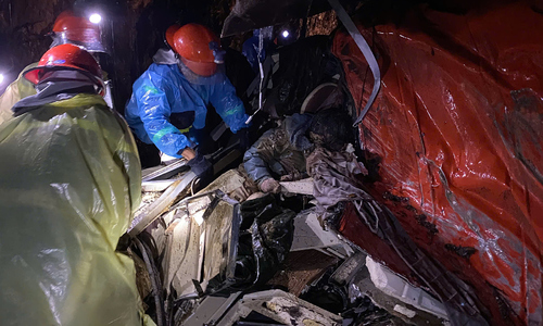 Landslide buries passenger bus in Khanh Hoa, 6 dead