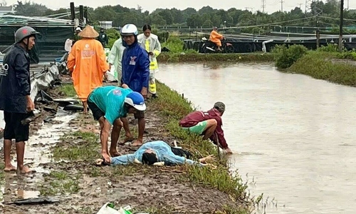 Two men die, suspected lightning strike