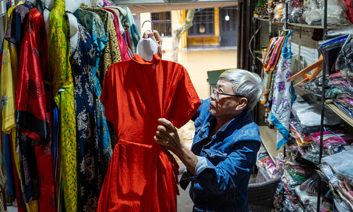 Hoi An ancient town residents evacuate belongings to avoid floods