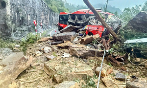 Landslide scene where mountain crushed passenger bus in Khanh Hoa