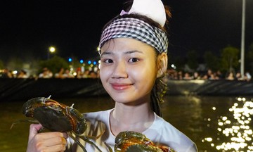 Tourists eager to compete in fastest crab-catching contest