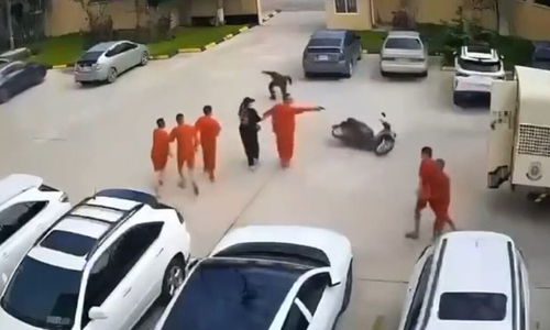 Prisoner opens fire, escapes in front of Cambodian courthouse