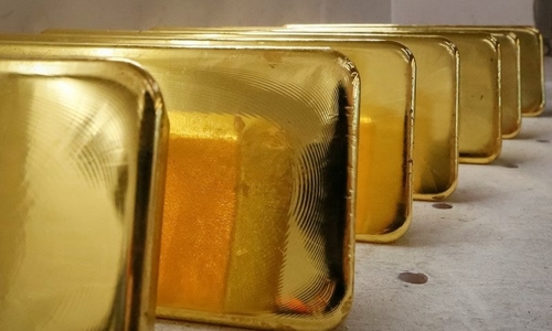 Global gold prices fall for three consecutive sessions