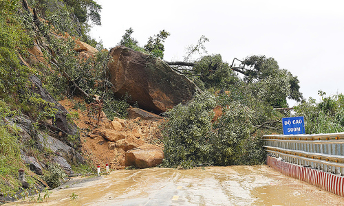 Plan to blast hundreds of tons of rock obstructing Khanh Le Pass