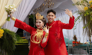 Vietnam national team player creates a stir with wedding to 'gold shop owner'