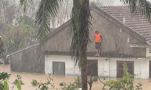 Residents in Gia Lai, Dak Lak climb onto rooftops, await rescue