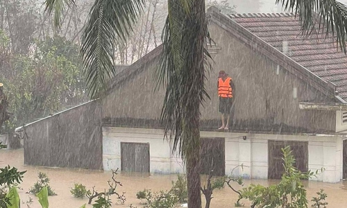 Residents in Gia Lai, Dak Lak climb onto rooftops, await rescue