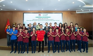 Herbalife expert trains on nutrition for Vietnam women's national team