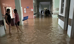 Hospitals in Quy Nhon flooded, patients evacuated
