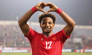 Laos - Vietnam: Xuan Son on the bench