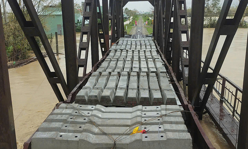 Freight trains deployed to secure two north-south railway bridges