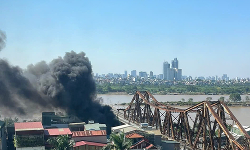 Hotpot restaurant fire at the foot of Long Bien Bridge