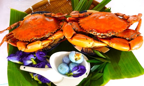 Guests experience crab meat sweet soup for the first time