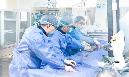 abdominal aortic aneurysm three times normal size