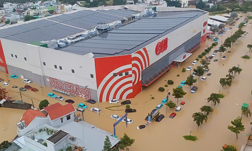 Numerous cars submerged by floods in Nha Trang