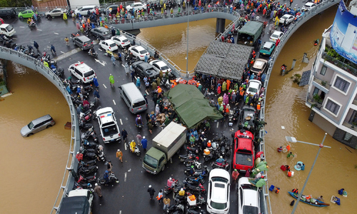 Army sets up field tents for Nha Trang residents to escape flooding