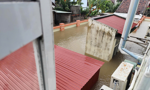 Many Phu Yen health stations submerged, one staff member dies