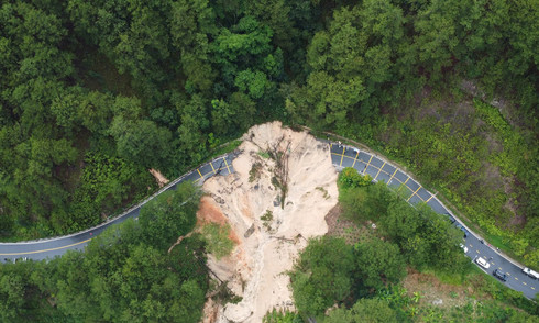 Mimosa Pass road surface completely washed away, cutting off traffic