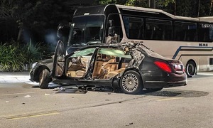 Mercedes crashes into parked passenger bus, one person dies