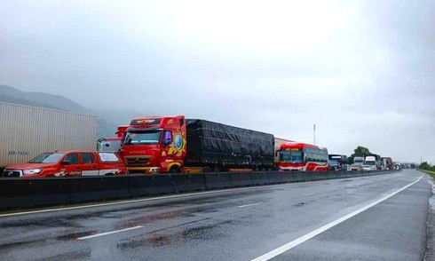 National Highway 1 through Khanh Hoa paralyzed, traffic police close road