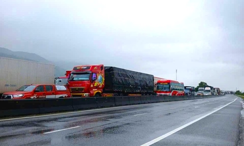 National Highway 1 through Khanh Hoa paralyzed, traffic police close road