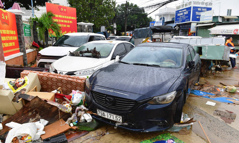 Streets, homes in Nha Trang, Quy Nhon in disarray after floods