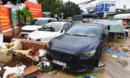 Streets, homes in Nha Trang, Quy Nhon in disarray after floods
