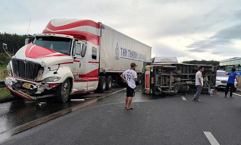 Many injured on Dong Nai expressway while delivering aid to central Vietnam