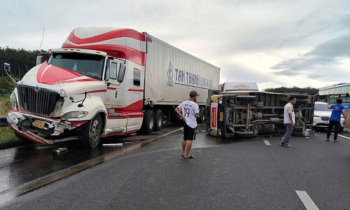 Many injured on Dong Nai expressway while delivering aid to central Vietnam