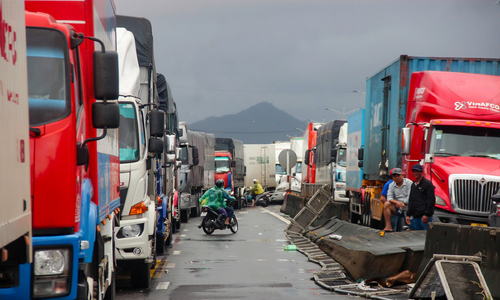 Traffic jams stretch for tens of kilometers on national route 1