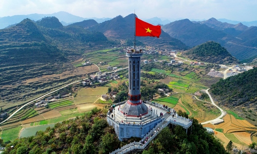 Passenger vehicles temporarily halted to Lung Cu flagpole