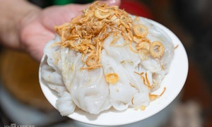 Late-night banh cuon stall in a small Hanoi alley, selling for nearly 40 years
