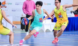 Two minutes of intense pursuit in the VnExpress Youth Basketball Tournament quarter-finals