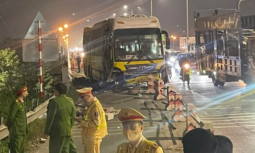 Passenger bus hits two, killing them on Thanh Tri Bridge