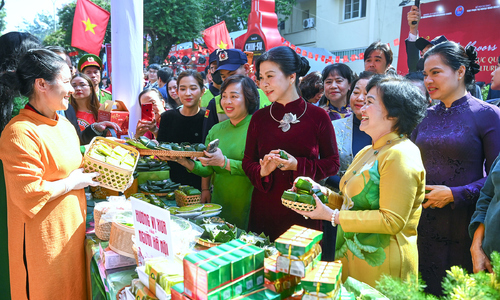 Spouse of General Secretary visits International Food Festival