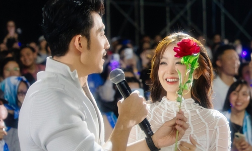 Lien Binh Phat kisses girlfriend on Kiss Cam