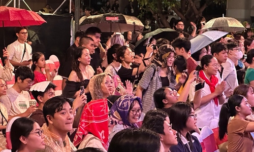 Audience braves rain to cheer 'Red Rain' cast