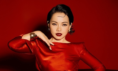 Thai Thuy Linh sings bolero with jazz arrangements