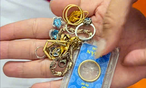 Gold jewelry found in clothes donated for Dak Lak flood relief