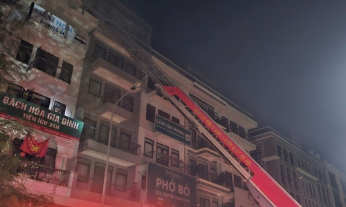 Five-member family rescued from Ha Noi house fire