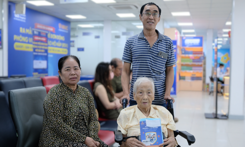 Many Vietnamese expatriates choose to get vaccinated in Vietnam
