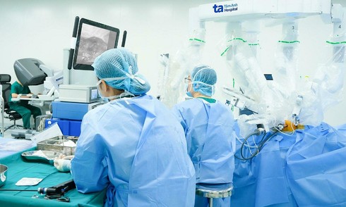 Robot-assisted surgery removes thymic tumor in patient