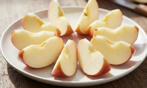 Diabetics should regularly consume apples