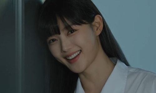 Kim Yoo Jung transforms into a villain