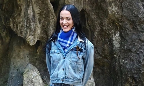 Katy Perry visits temple in China